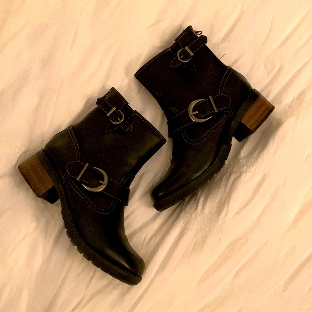 Eastland black ankle boot size 6